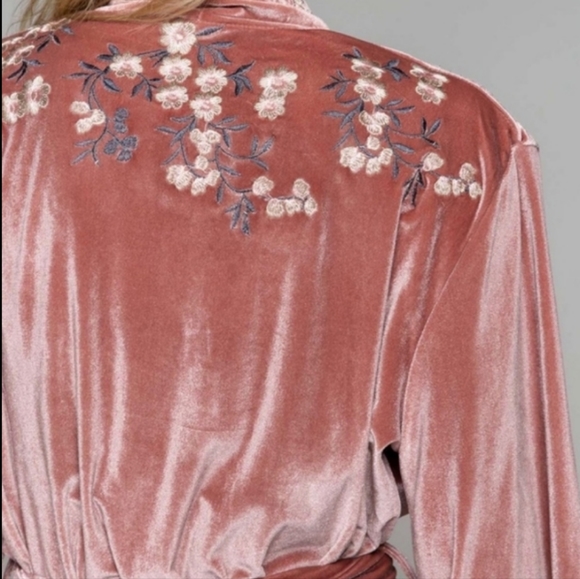 💕SALE -POL Velvet Embroidered Robe/Kimono - Picture 4 of 7